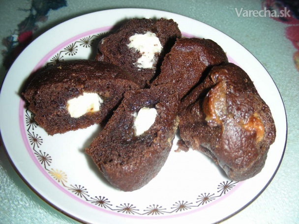 Čokoládové muffiny s bielym srdiečkom (fotorecept)
