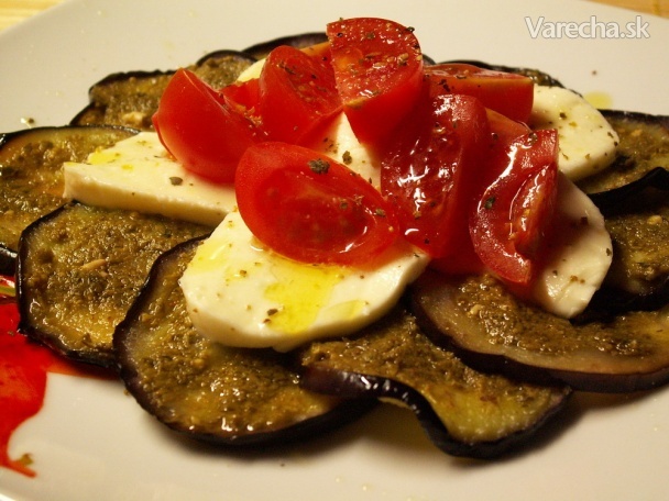 Baklažán s bazalkovým pestom, mozzarellou a paradajkami (fotorecept)