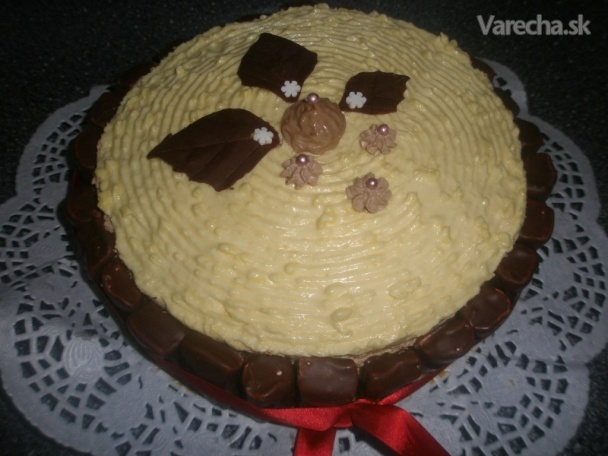 Torta s bielou čokoládou a cukríkmi (fotorecept)