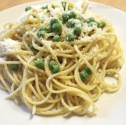 Jednoduché špagety s cesnakom, hráškom a parmezánom