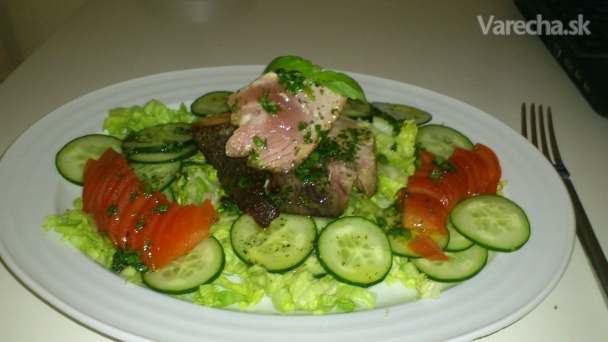 Tuniak so šalátom a bazalkovým dressingom