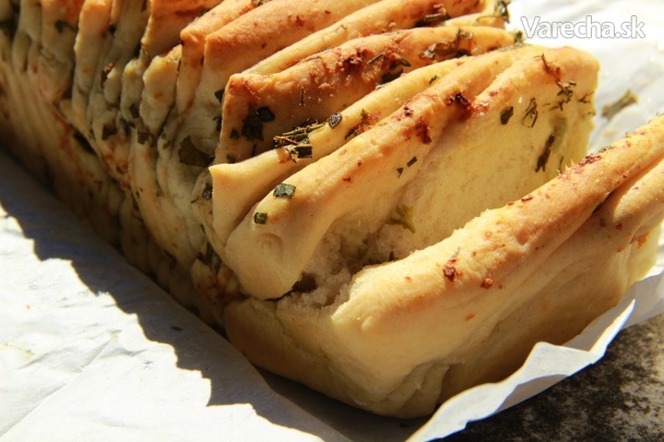 Trhací bylinkovo-česnekový chléb podle Pekárnománie