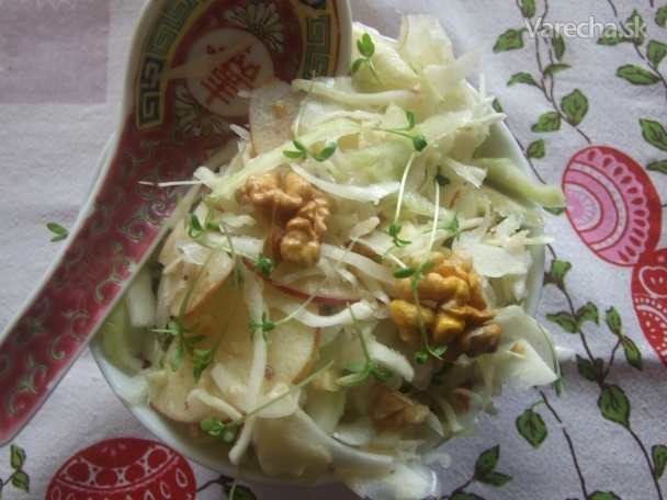 Kapustový šalát s orechami a  žeruchou (fotorecept)