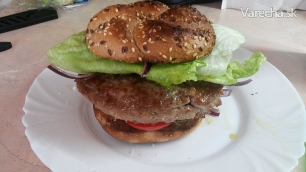 Popletený hamburger pre hladošov (fotorecept)
