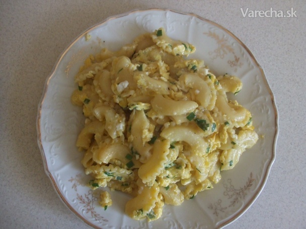 Těstoviny s vejci a česnekovou pažitkou