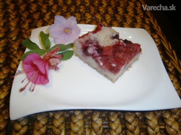 Čerešňovo-jahodový kysnutý koláč s mrveničkou (fotorecept)
