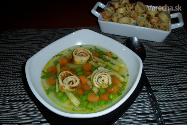 Zeleninová polievka s palacinkovými roládkami (fotorecept)