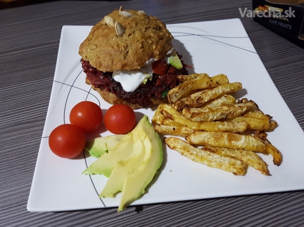 Cviklový burger so zelerovými hranolkami (fotorecept)