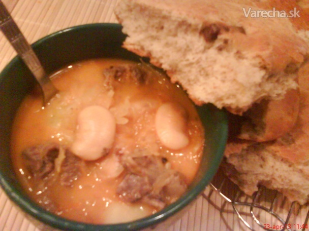 Fazuľová polievka s kapustou, mäskom a chlebovým pagáčom (fotorecept)
