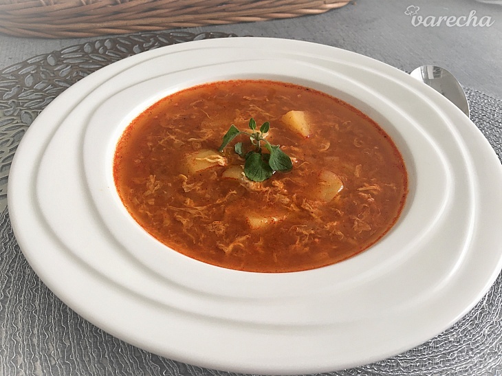 Červená kyslá zemiaková polievka 