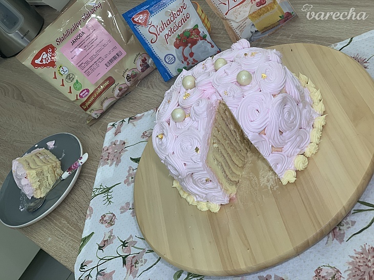 Torta s vanilkovým krémom a jahodovou šľahačkou (videorecept)
