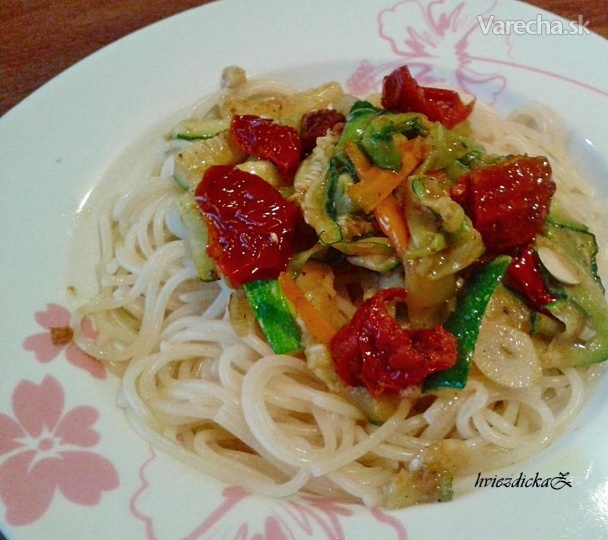 Špagety so zeleninou a sušenými paradajkami 
