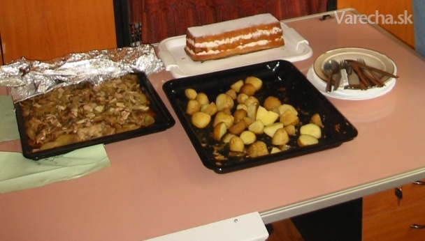 Kapusta, zemiaky a mäso na lenivo