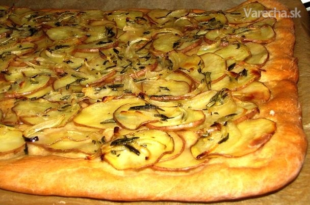 Rozmarínová chlebová pizza s cibuľou a zemiakmi (fotorecept)