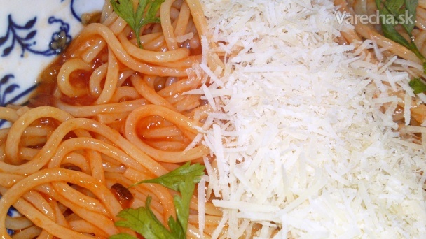Spaghetti s parmezánom a paradajkovou omáčkou (fotorecept)