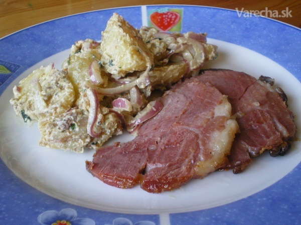 Údené mäso s medovo-horčicovou glazúrou a netradičným zemiakovým šalátom
