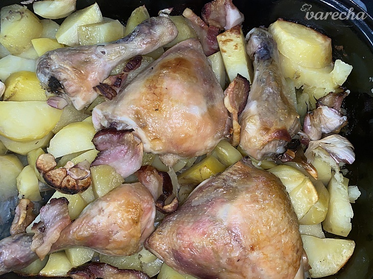 Pečené kuracie stehná so zemiakmi a slaninou (fotorecept)