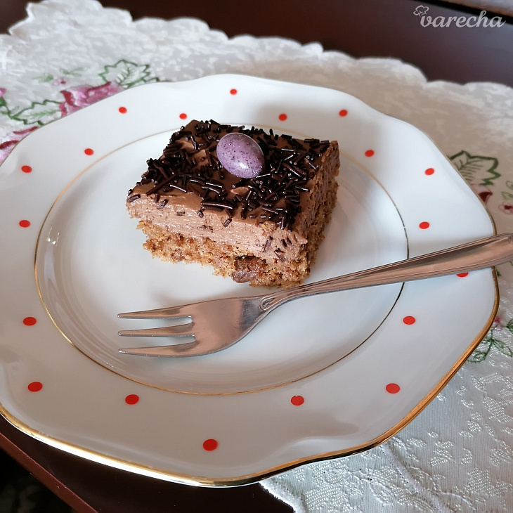Orechové rezy s čokoládovou šľahačkou