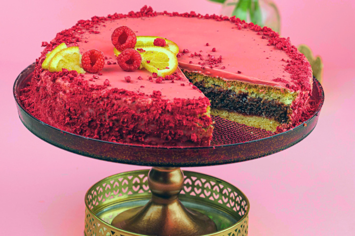Punčová torta s polevou z ružovej čokolády