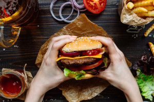 Vyhnite sa sklamaniu: Akých prehreškov sa vyvarovať, aby bol váš domáci hamburger perfektný
