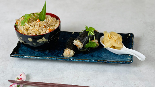 Opekaná ryža čahan a domáce tradičné onigiri