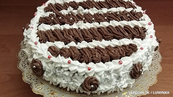 Torta s čokoládovou plnkou k narodeninám 