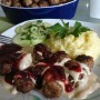 Švédske mäsové guľky köttbullar so smotanovou omáčkou a s brusnicami (fotorecept)
