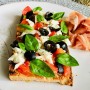 Stredomorská bruschetta - s paradajkami, olivami a mozzarellou