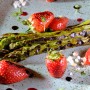 Špargľa s jahodami a balzamikom 