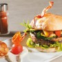 Jelení hamburger s grilovanou zeleninou