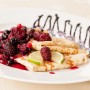 Palacinky s flambovaným ovocím