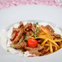 Soté s jogurtom a zemiakovými čipsami