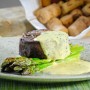 Steak s grilovanou špargľou a bearnskou omáčkou