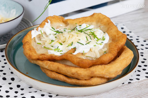 Máme ho radi: 10 jedál vylepšených obľúbeným slovenským syrom. Urobte si zemiaky, langoše či rezance s oštiepkom