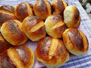 Na víkend: Tradičné lúpačky, fantastické briošky aj rožteky. 11 receptov na sladké raňajkové pečivo