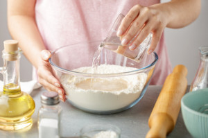 Bublinky na pomoc: Užitočné tipy, ako využiť minerálku pri varení a pečení. Vylepší palacinky, koláče aj fašírky 