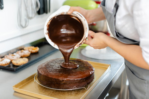 Rady profesionálky: 5 tipov cukrárky Jožky Zaukolcovej, ako urobiť nádherne lesklú čokoládovú polevu