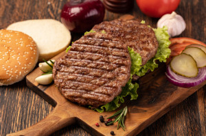 Grilovacia sezóna: 7 rád pre vždy dokonalé burgre. Na čo si dať pozor a čoho sa vyvarovať? 