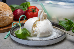 Taliansky syr: Burrata, drahšia sestra mozzarelly. Ako ju v kuchyni nezabiť?