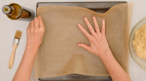 Takto ho skrotíte: 4 tipy, aby papier na pečenie na plechu nelietal