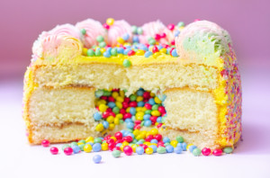 S tajomstvom vo vnútri: Piňata torta, sladké pokušenie s momentom prekvapenia. Môžete ju ušiť oslávencovi presne na mieru!