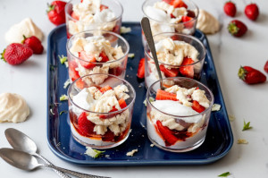 Zoznámte sa s Eton Mess: Pusinky, ovocie a šľahačka, chutný neporiadok v pohári, za ktorý vďačíme nehode
