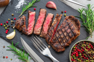 Grilovacie tajomstvá: Entrecôte, steak pre naozajstných znalcov. Ako tento úžasný kus mäsa nepokaziť? 