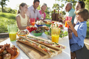 Celé leto chceme jesť vonku: Čo nachystať na záhradnú oslavu, piknik či grilovačku? Tipy na slané i sladké dobroty