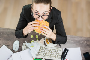 Nezničte si kariéru: 5 pravidiel obedovej etikety v kancelárii