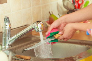 Čo im nesvedčí: 4 dôvody, prečo nožom umývačka riadu škodí