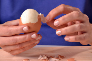 Keď škrupina odoláva: Triky, ako olúpať vajce natvrdo za pár sekúnd