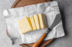 Nešmarte ho hneď do koša: 6 dôvodov, prečo nevyhadzovať obal z masla. Pozrite sa, ako vám ešte pomôže v kuchyni