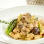 Špargľovo-hubové ragú s cestovinami zo zemiakového cesta