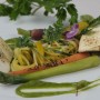 Cuketové „špagety“ s tofu a čipsami z petržlenovej vňate